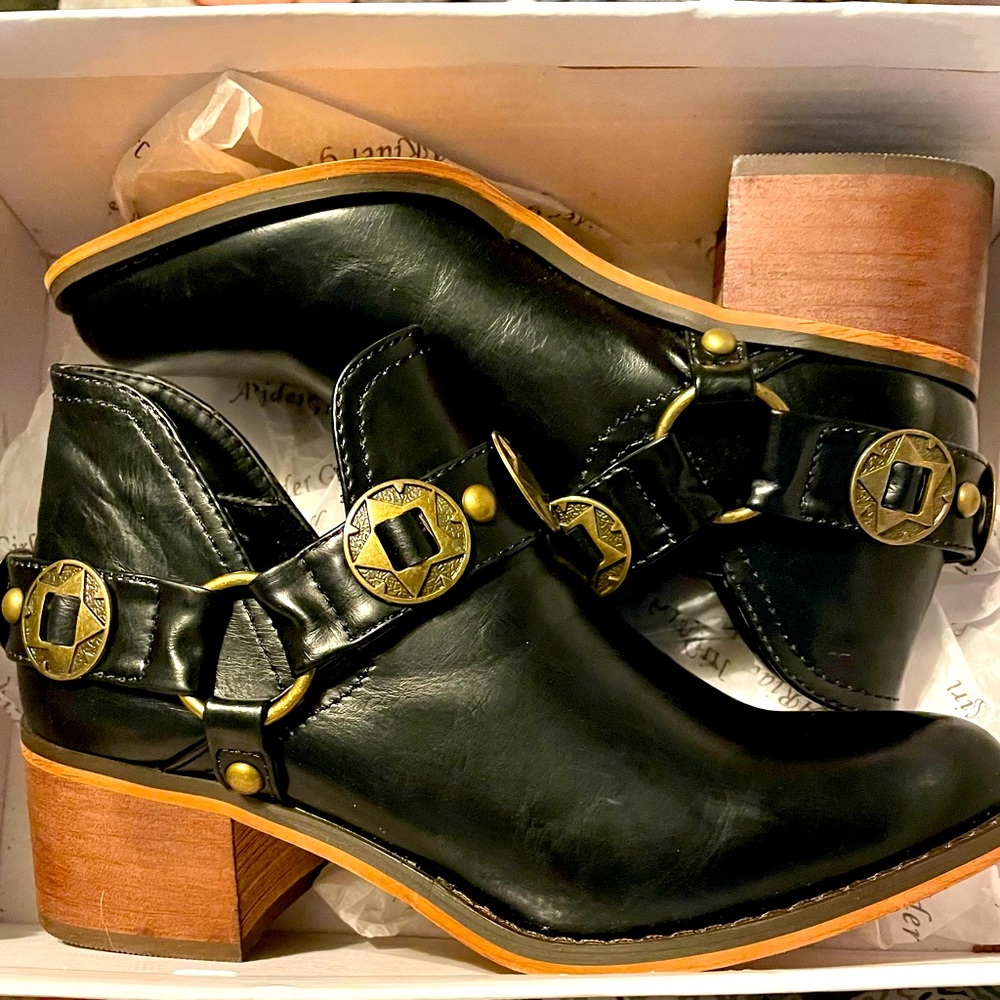 6.5 ankle bootie never worn brand new in box 129.98 new asking 80.